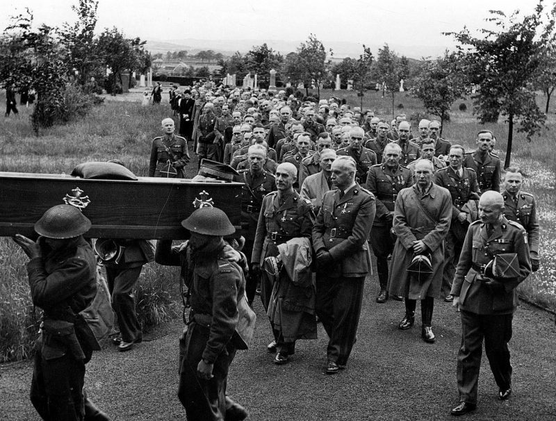 Министр национальной обороны генерал Мариан Кукель на похоронах. 1942 г.