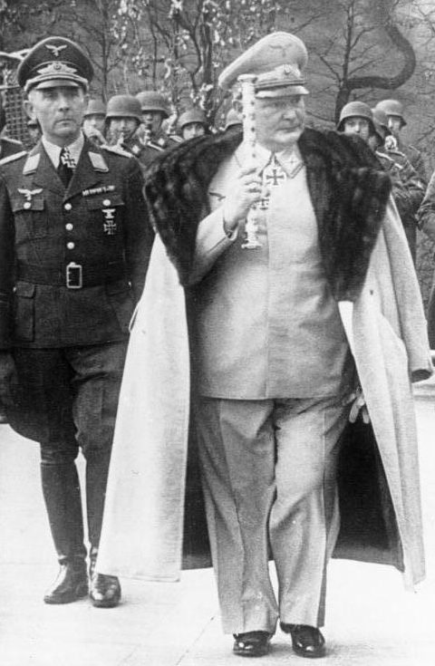 Рейхсмаршал Геринг в меховом пальто.