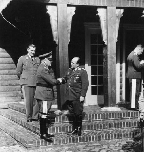 Геринг принимает гостей в охотничьем доме. 1940 г.