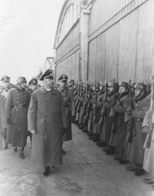 Шеф СС и полиции Генрих Гиммлер осматривает подразделение полиции СС в Кракове . Март 1942 г.