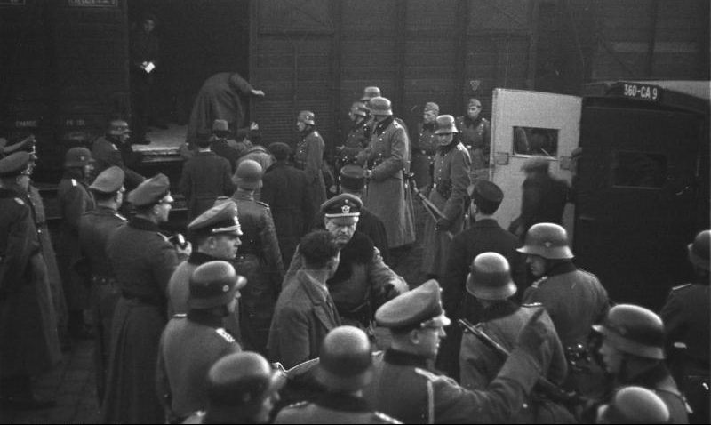 Солдаты полицейских батальонов СС загружают евреев в товарные вагоны в Марселе. 1943 г.