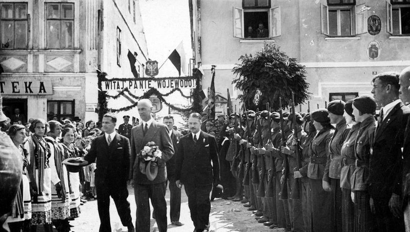 Приветствие краковского воеводы Владислава Рачкевича на рыночной площади в Ропчицах.1938 г.