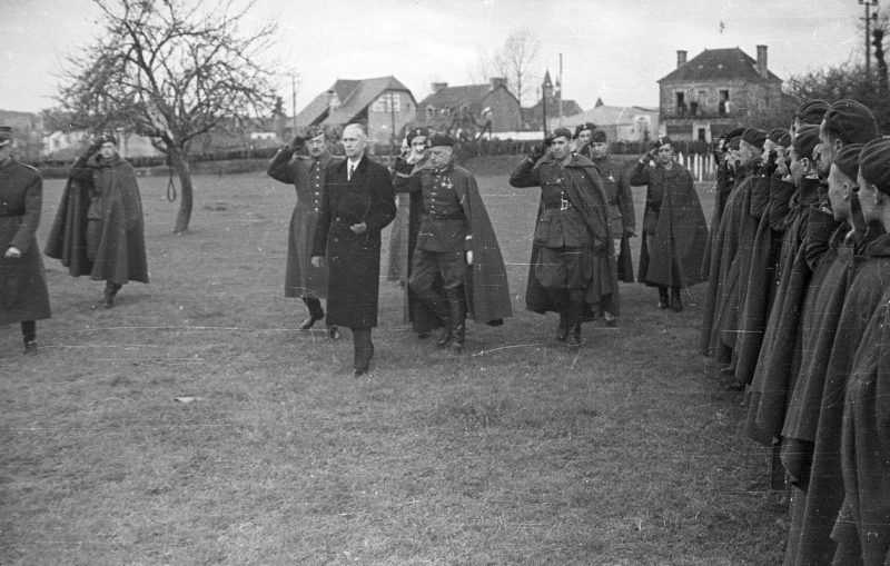 Президент Республики Польша Владислав Рачкевич и генерал Владислав Сикорский на смотре польских частей во Франции. 1940 г.