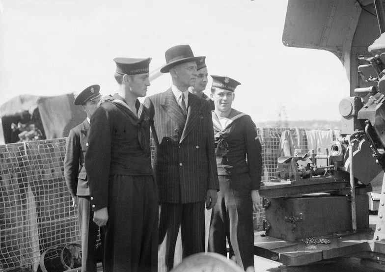 Президент Польши в изгнании Владислав Рачкевич во время посещения эсминца ВМС Польши ORP Ślązak в Девонпорте. 1942 г. 