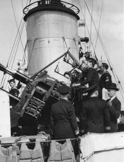 Рачкевич, председатель польского правительства в изгнании, посещает польский эсминец. 1943 г.