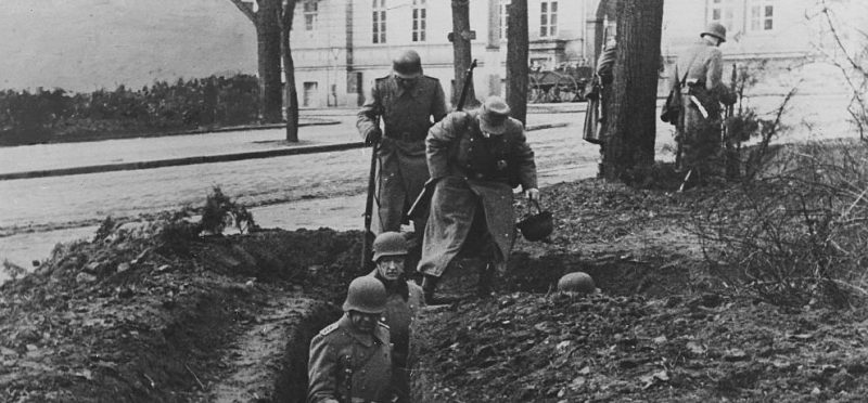 Сотрудники административной полиции, объединенные в отряды истребителей танков, занимают окопы. Март 1945 г.