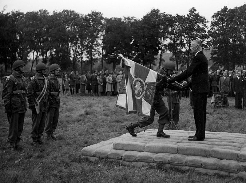 Президент Республики Польша Владислав Рачкевич на церемонии вручения знамени 1-й отдельной парашютно-десантной бригаде. 1944 г. 