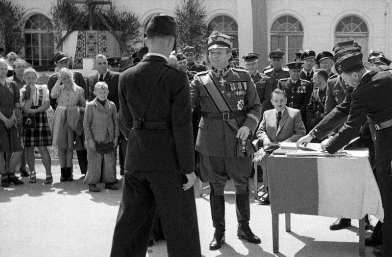 Маршал Михал Рола-Жимерский и президент Болеслав Берут на церемонии основания офицерской авиационной школы Войска Польского на аэродроме в Демблин. 1946 год .