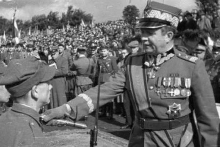 Офицерское посвящение с участием маршала М. Роля-Жимерского. Лодзь, 1947.