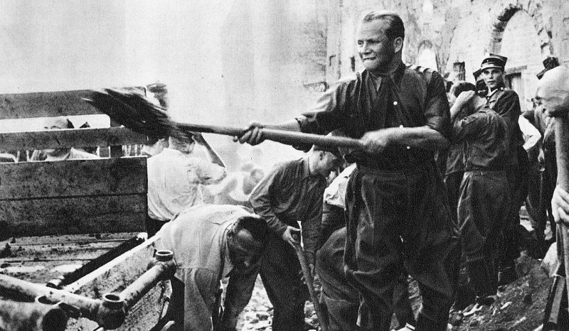 Маршал Польши Михал Роля-Жимерский во время послевоенной расчистки завалов в Варшаве. 1949 г.
