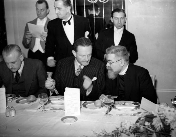 Британский сионист и главный раввин Джозеф Герц и граф Эдвард Рачинский, посол Польши в Великобритании, беседуют во время обеда в отеле «Дорчестер», устроенного Польским еврейским фондом беженцев. 1941 г.