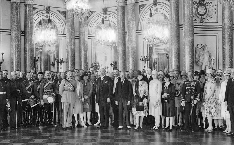 Генерал Юлиуш Роммель на встрече с дипломатами в Большом зале Королевского замка в Варшаве. 1926 г.