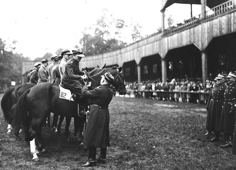 Генерал Юлиуш Роммель с офицерами на конных соревнованиях Конноартиллерийской ассоциации офицеров в Варшаве. 1931 г.