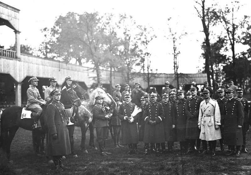 Генерал Юлиуш Роммель с офицерами на конных соревнованиях Конноартиллерийской ассоциации офицеров в Варшаве. 1931 г.
