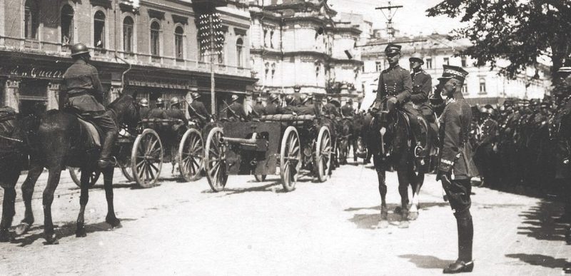 Эдуард Рыдз-Смиглы приветствует парад Войска Польского в Киеве. 1920 г.