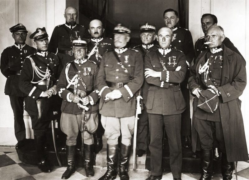 Эдуард Рыдз-Смиглы среди генералов. 1926 г.