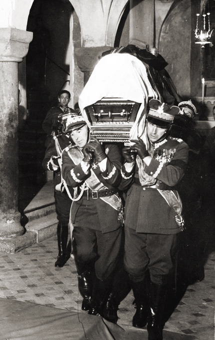 Эдвард Рыдз-Смиглы и Казимеж Соснковский несут гроб с телом Юзефа Пилсудского во время его похорон. Краков, 1935 г. 