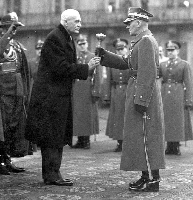 Президент Игнаций Мосьцицкий вручает Эдварду Рыдз-Смиглы маршальский жезл. 1936 г.