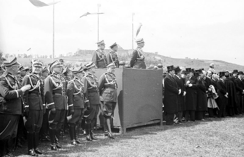 Юлиуш Роммель на церемонии вручения знамен полкам в краковских Блонях. 1938 г.