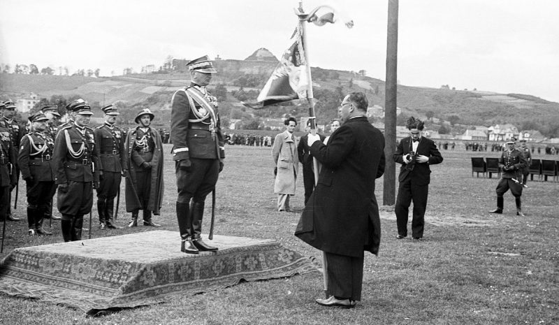 Юлиуш Роммель на церемонии вручения знамен полкам в краковских Блонях. 1938 г.