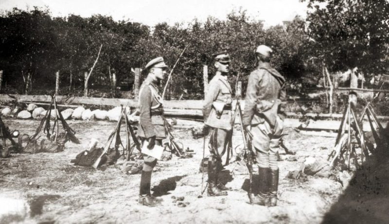 Генерал Владислав Сикорский с солдатами 5-й польской армии во время битвы за Варшаву. 1920 г.