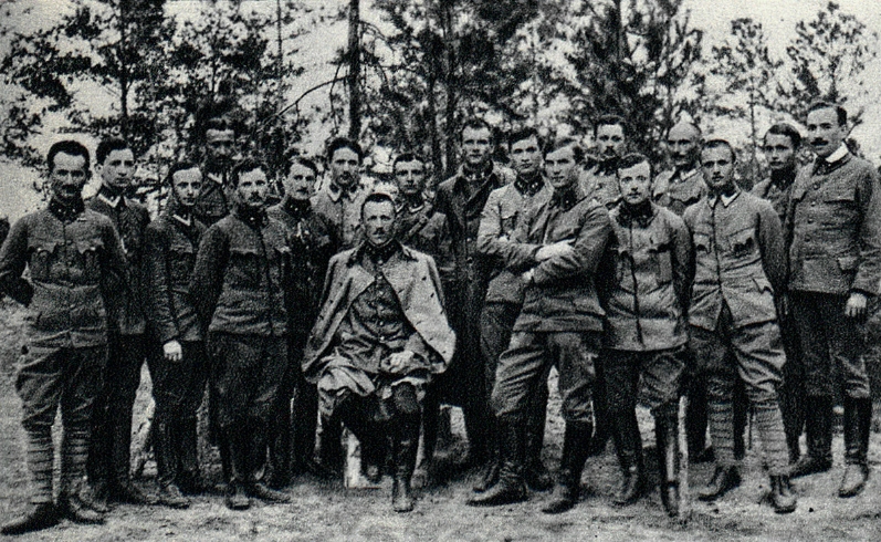 Капитан Францишек Сикорский с офицерами 2-го батальона 4-го пехотного полка. 1916 г. 