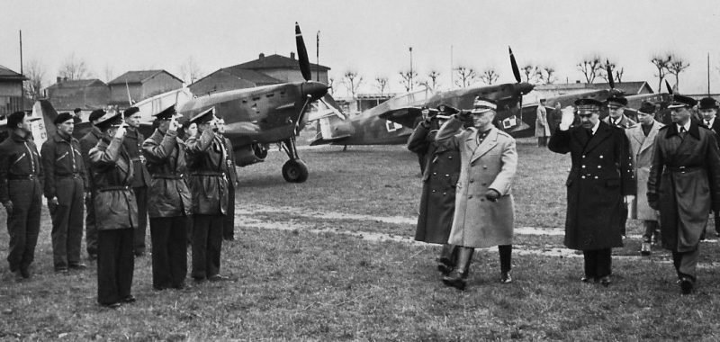 Группа Монпелье приветствует генерала Сикорского. 1940 г.