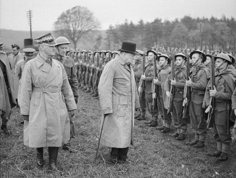 Уинстон Черчилль инспектирует войска 1-й стрелковой бригады с генералом Владиславом Сикорским в Тентсмюре в Шотландии. 1940 г. 