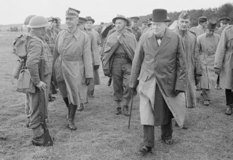 Уинстон Черчилль инспектирует войска 1-й стрелковой бригады с генералом Владиславом Сикорским в Тентсмюре в Шотландии. 1940 г. 