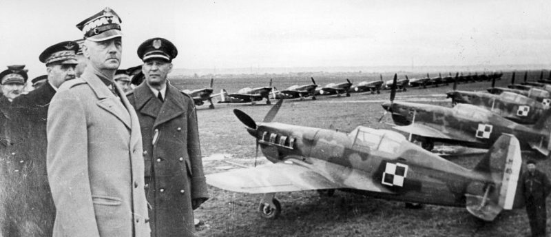 Владислав Сикорский в учебном центре ВВС Польши. 1940 г.