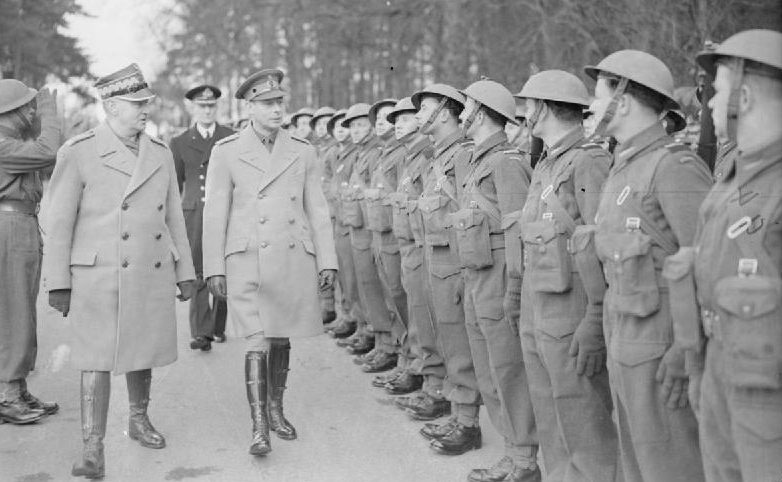 Король Георг VI и генерал Владислав Сикорский, премьер-министр польского правительства в изгнании, осматривают почетный караул 1-го польского корпуса в Глэмисе, Шотландия. 1941 г. 