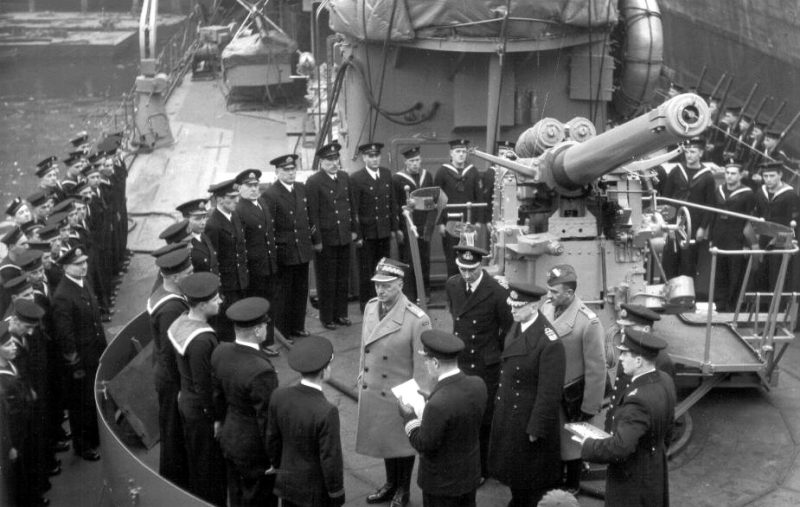 Генерал Владислав Сикорский награждает членов экипажа ORP Piorun. 1941 г.