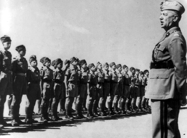 Генерал Сикорский с польскими кадетами на Ближнем Востоке. 1943 г. 