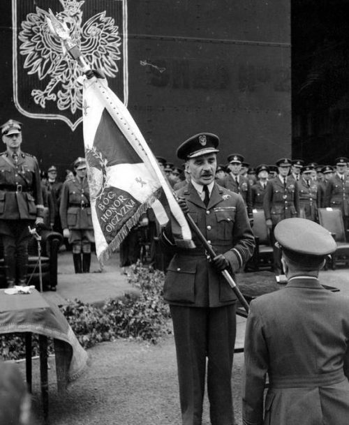 Генерал Станислав Уейский вручает знамя командиру 300-й бомбардировочной эскадрильи, аэродром Свиндербю. 1941 г.