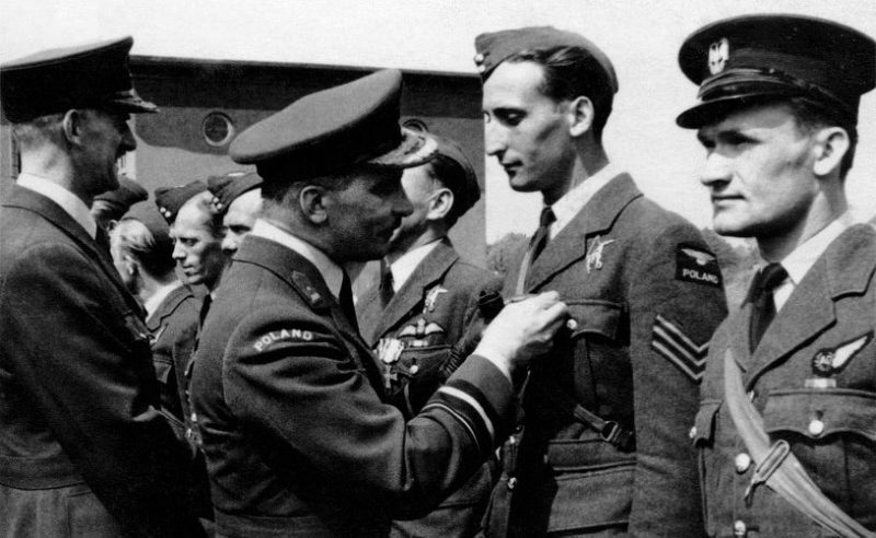 Бригадный генерал Станислав Уейский, генеральный инспектор Государственной противопожарной службы, награждает летчиков и механиков 318-й эскадрильи. 1942 г.