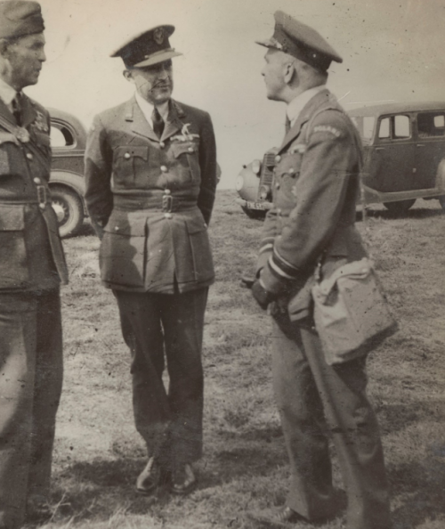 Генерал Станислав Уейский с офицерами на одной из авиабаз Королевских ВВС. 1942 г.