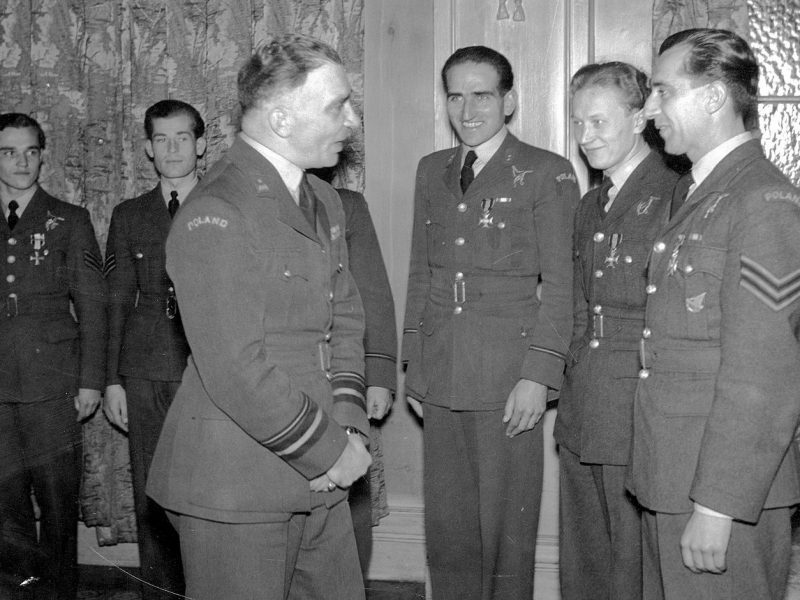 Генеральный инспектор ВВС Польши генерал Станислав Уейский во время беседы с награжденными пилотами. 1945 г.