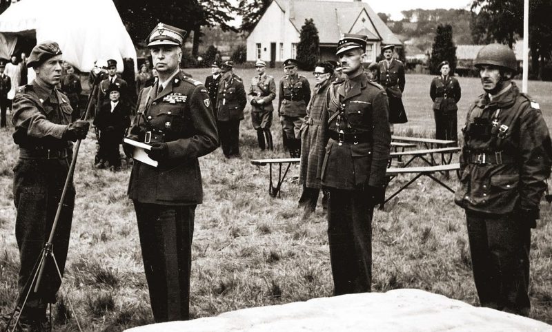 Генерал Казимеж Соснковский и генерал Станислав Сосабовский с солдатами 1-й Польской отдельной парашютной дивизии. 1943 г.