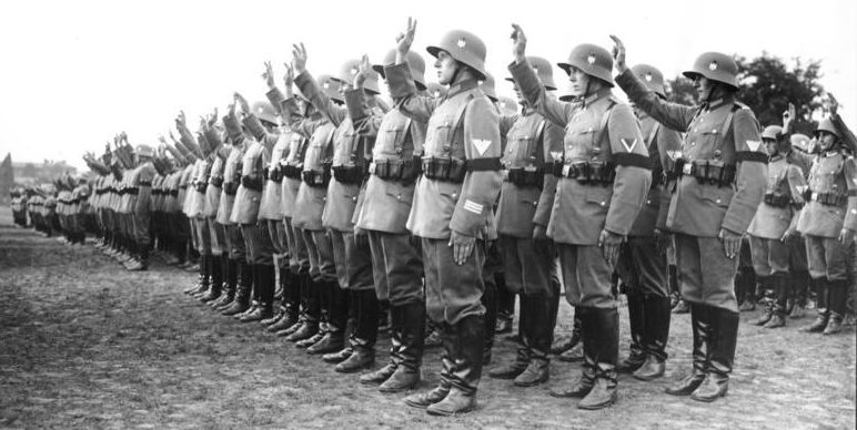 Солдаты Рейхсвера приносят присягу Гитлеру в августе 1934 года.