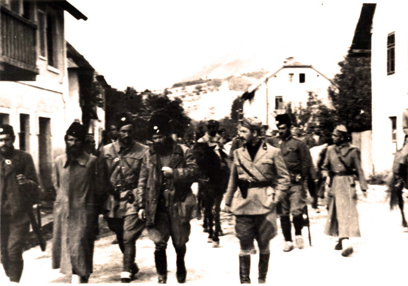 Четники и итальянские войска в Прозоре во время операции «Альфа» в 1942 году.