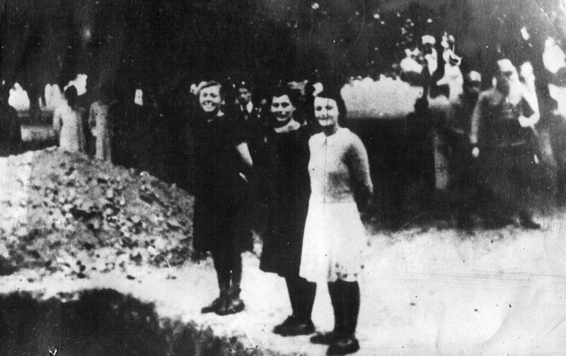 Женщины из Загреба перед своей могилой незадолго до расстрела. 1941 г.