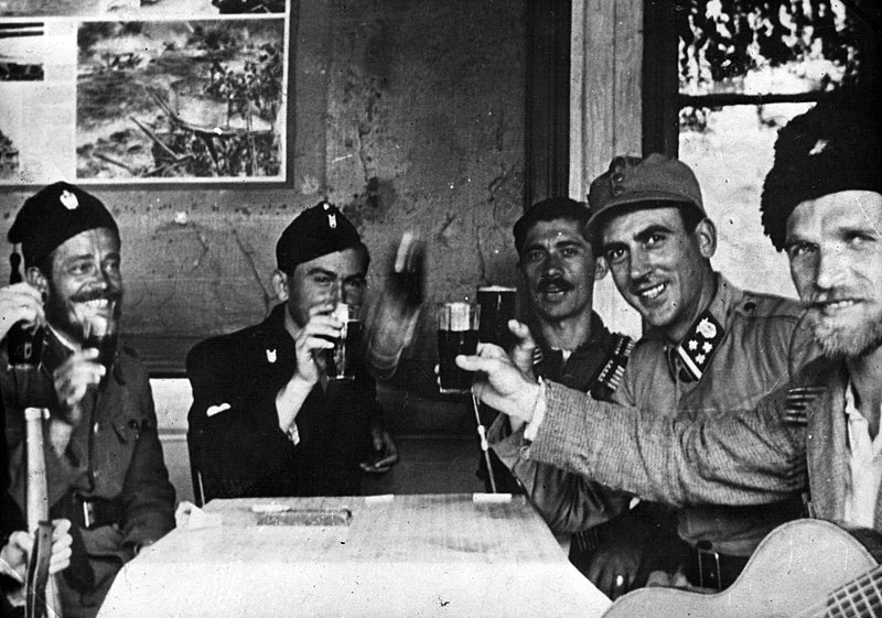 Урош Дренович и усташи пьют вместе. 1942 г. 