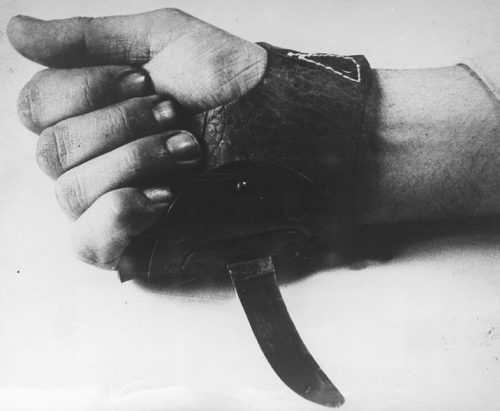 Нож «Serbcutter», привязанный к руке, который использовался усташами при убийстве узников в Ясеноваце.