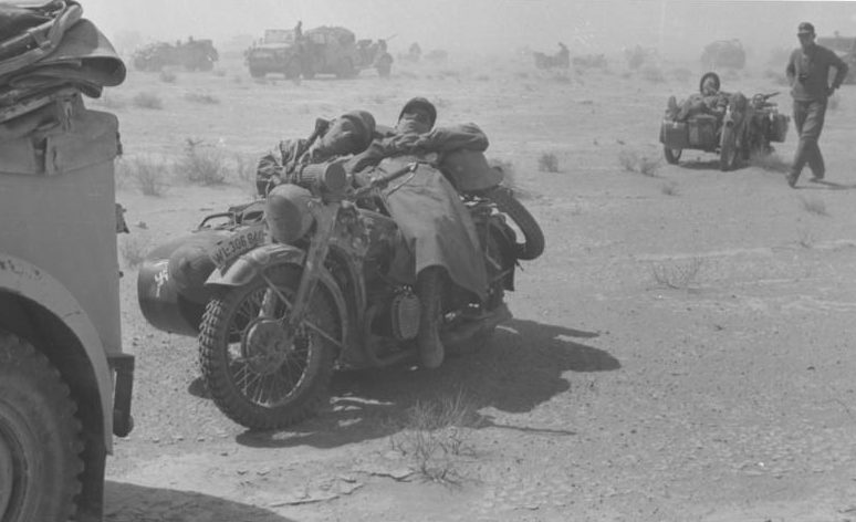 Мотоциклисты на отдыхе. Северная Африка, март 1941 г.