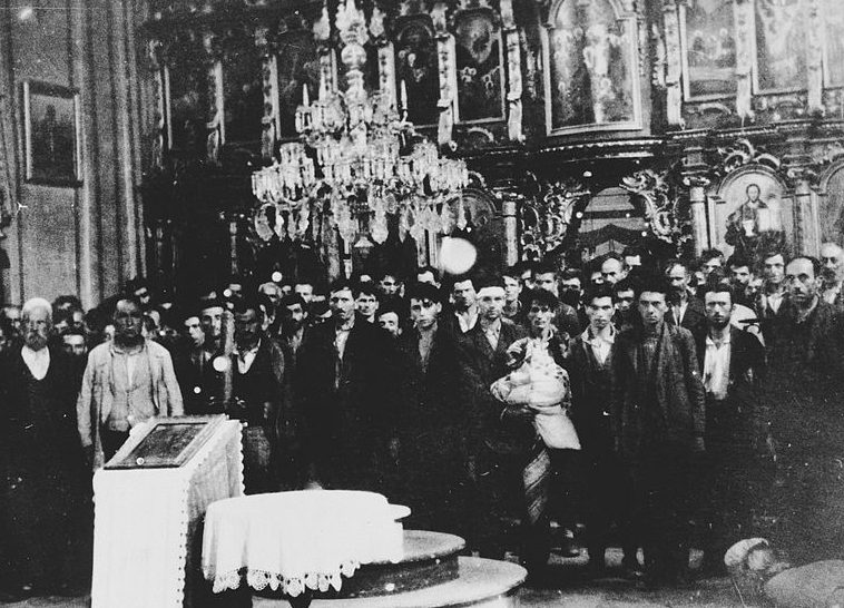 Обращение сербов в католицизм в церкви Глины, 1941 год.