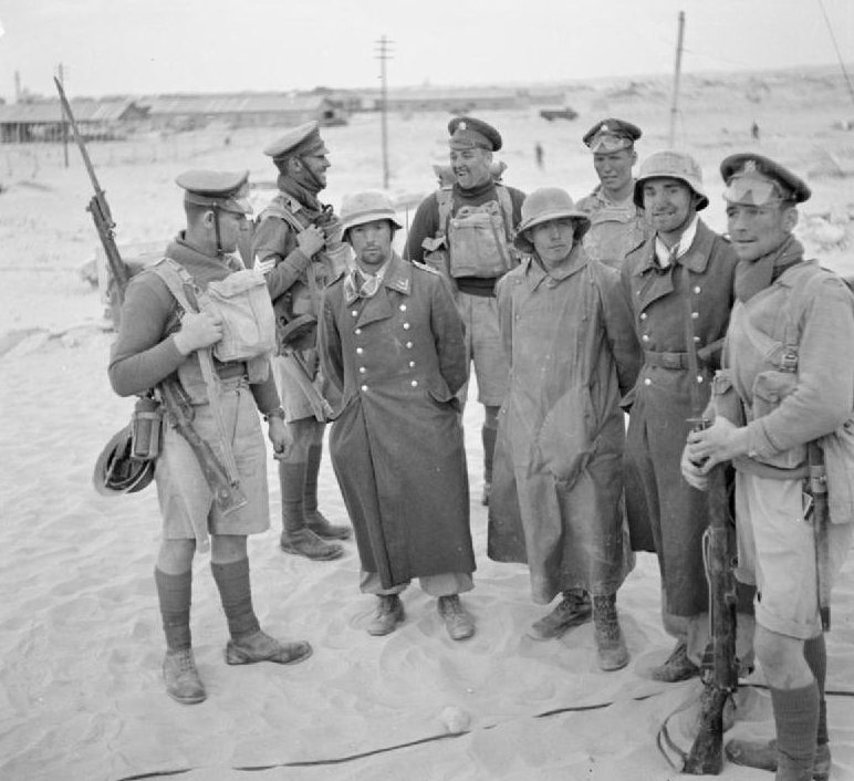 Первые немецкие военнопленные, захваченные британцами в Западной пустыне. 17 апреля 1941 г.