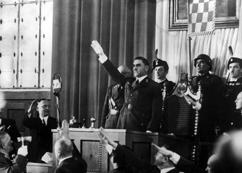 Глава хорватского государства Анте Павелич приветствует депутатов парламента. 1942 г.