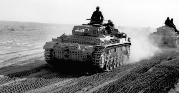 Танки Panzer III в Фарте. Апрель 1941 г. 