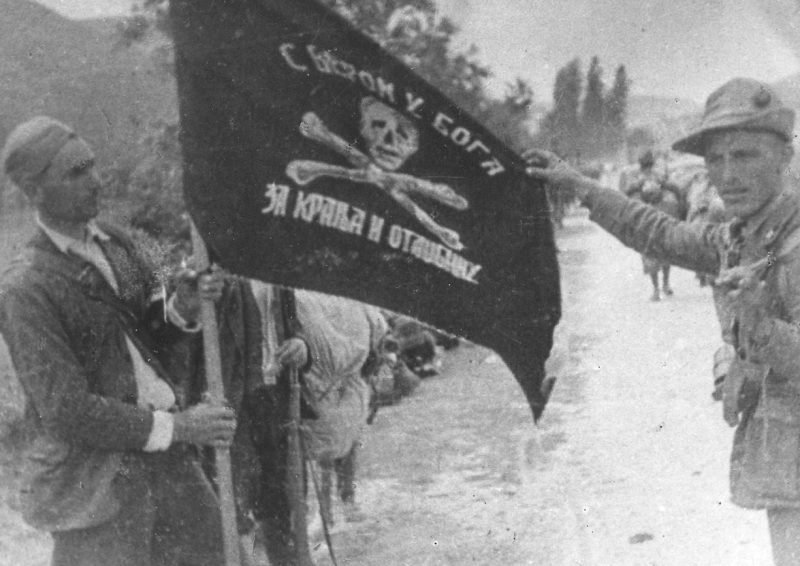 Четник и итальянец с флагом четников. 1942 г.