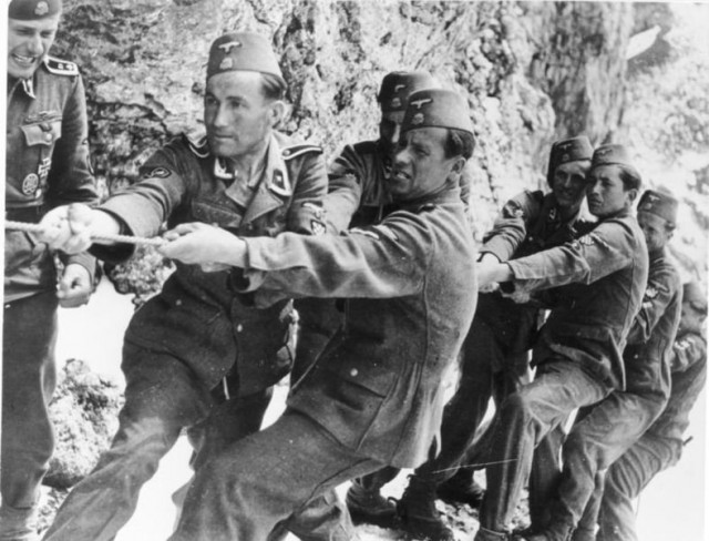 Солдаты боснийско-хорватской дивизии СС. 1942 г. 